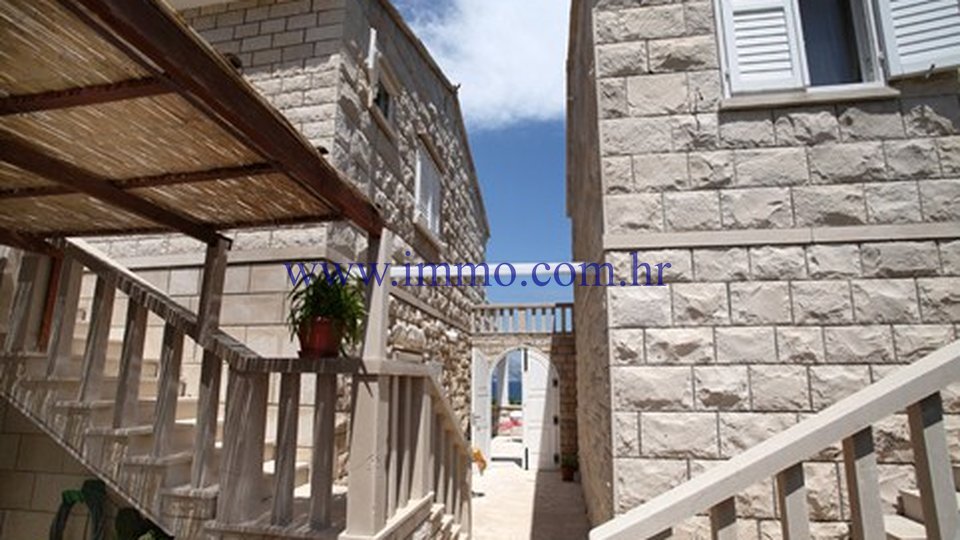 ISLAND OF BRAČ, VILLA WITH SWIMMING POOL, FIRST ROW TO THE SEA
