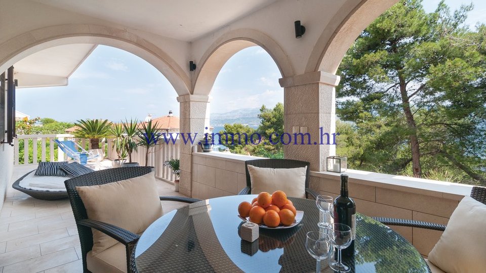BRAČ, BEAUTIFUL VILLA WITH GORGEOUS SEA VIEWS FOR SALE, ON THE SEAFRONT