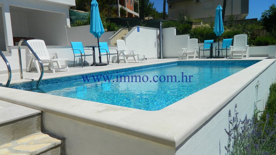 OMIŠ, VILLA WITH APARTMENTS FOR SALE