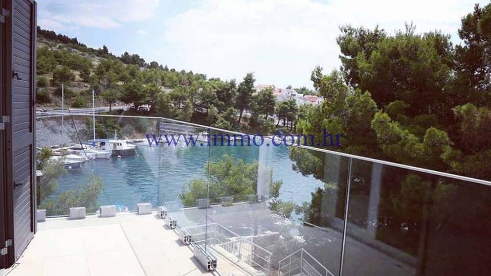 MODERN VILLA WITH SWIMMING POOL AND TENNIS COURT FOR SALE