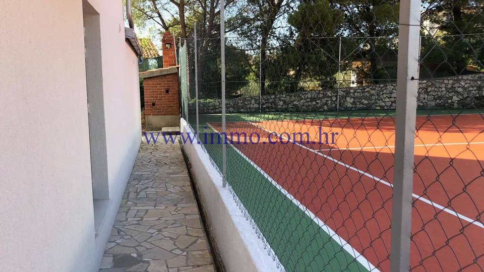 MODERN VILLA WITH SWIMMING POOL AND TENNIS COURT FOR SALE