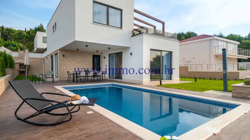 ČIOVO, LUXURY VILLA WITH SWIMMING POOL, SECOND ROW TO THE SEA