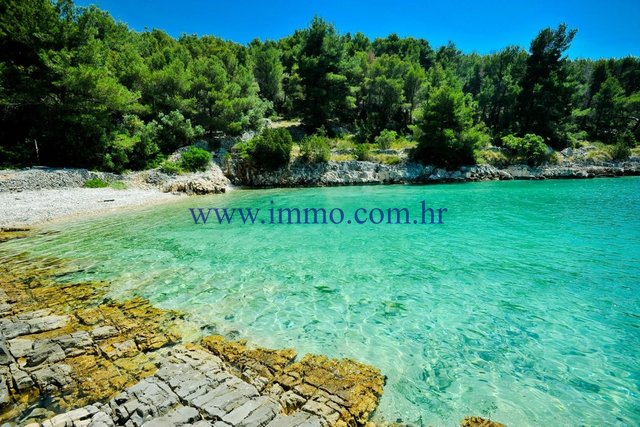 BEAUTIFUL PLOT IN THE FIRST ROW TO THE SEA ON THE ISLAND OF BRAC