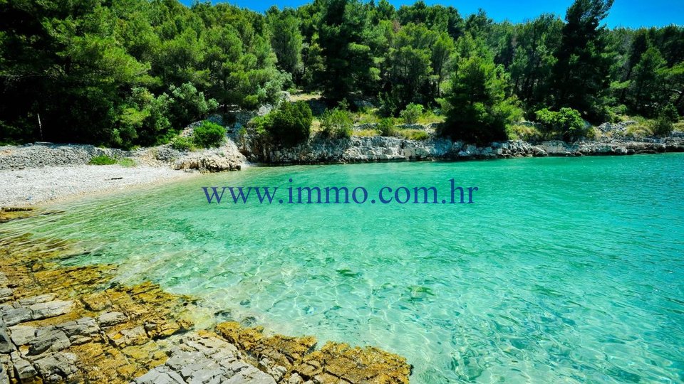 BEAUTIFUL PLOT IN THE FIRST ROW TO THE SEA ON THE ISLAND OF BRAC