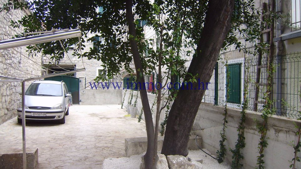 TOP LOCATION! OLD STONE HOUSE WITH PARKING IN THE CENTER OF SPLIT