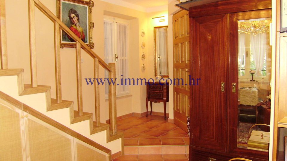 TOP LOCATION! OLD STONE HOUSE WITH PARKING IN THE CENTER OF SPLIT