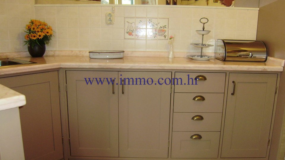 TOP LOCATION! OLD STONE HOUSE WITH PARKING IN THE CENTER OF SPLIT