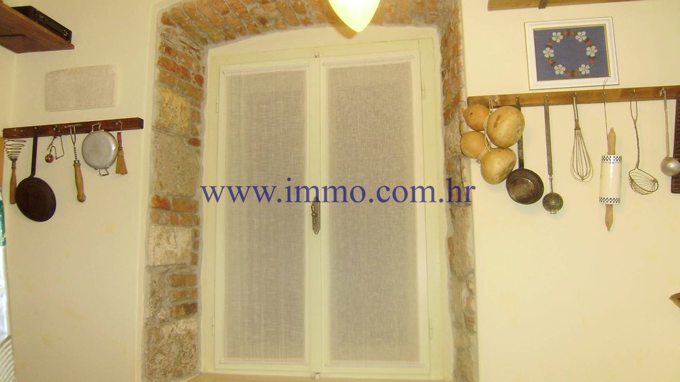 TOP LOCATION! OLD STONE HOUSE WITH PARKING IN THE CENTER OF SPLIT