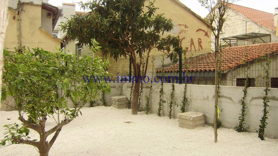 TOP LOCATION! OLD STONE HOUSE WITH PARKING IN THE CENTER OF SPLIT