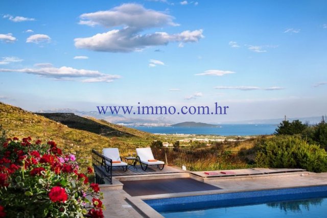 LUXURY PROPERTY WITH PANORAMIC SEA VIEW