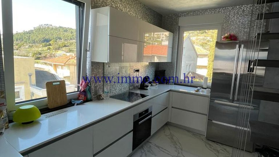 EXCLUSIVE APARTMENT WITH SEA VIEW, TOP LOCATION