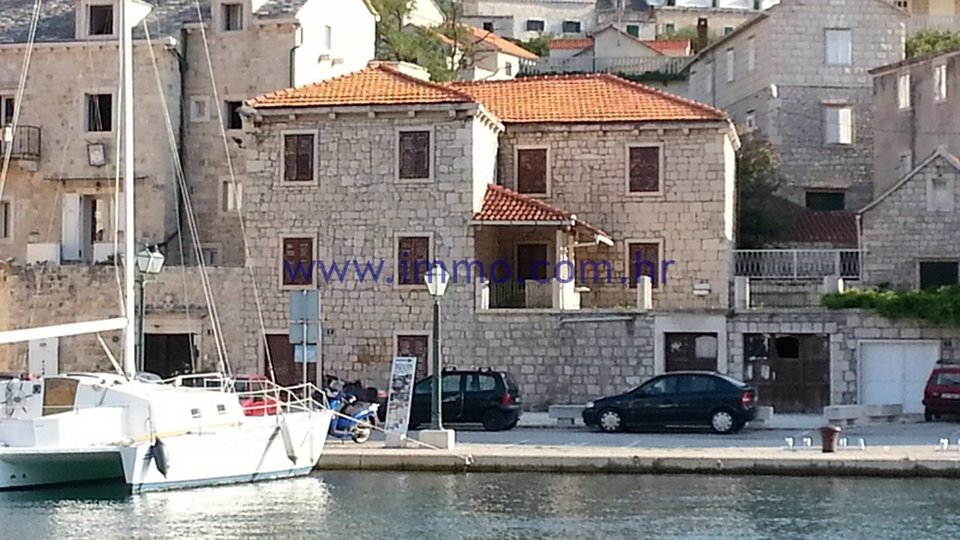 BRAČ, UNIQUE STONE HOUSE IN THE FIRST ROW TO THE SEA