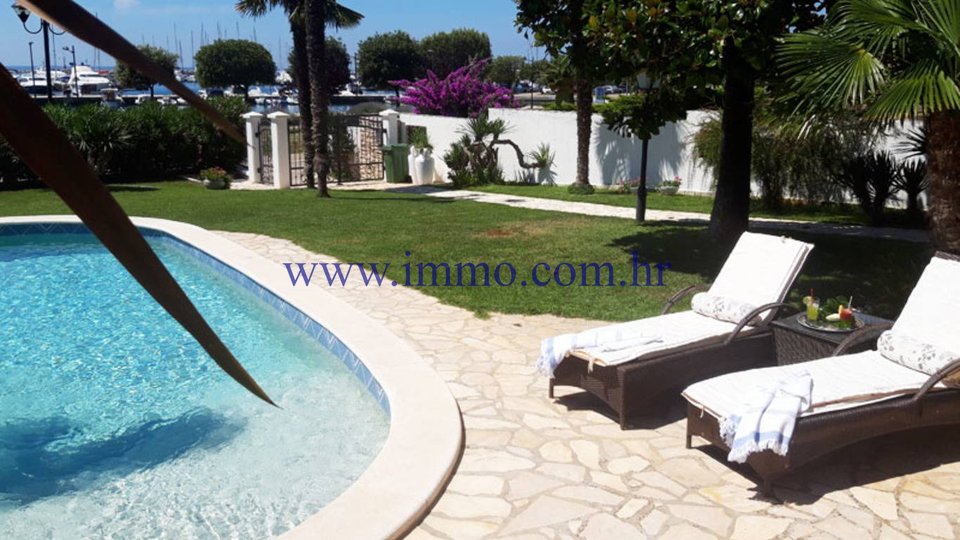 BEAUTIFUL VILLA WITH POOL IN THE FIRST ROW TO THE SEA