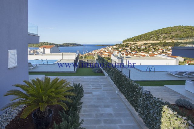 LUXURY VILLA WITH SWIMMING POOL AND SEA VIEW