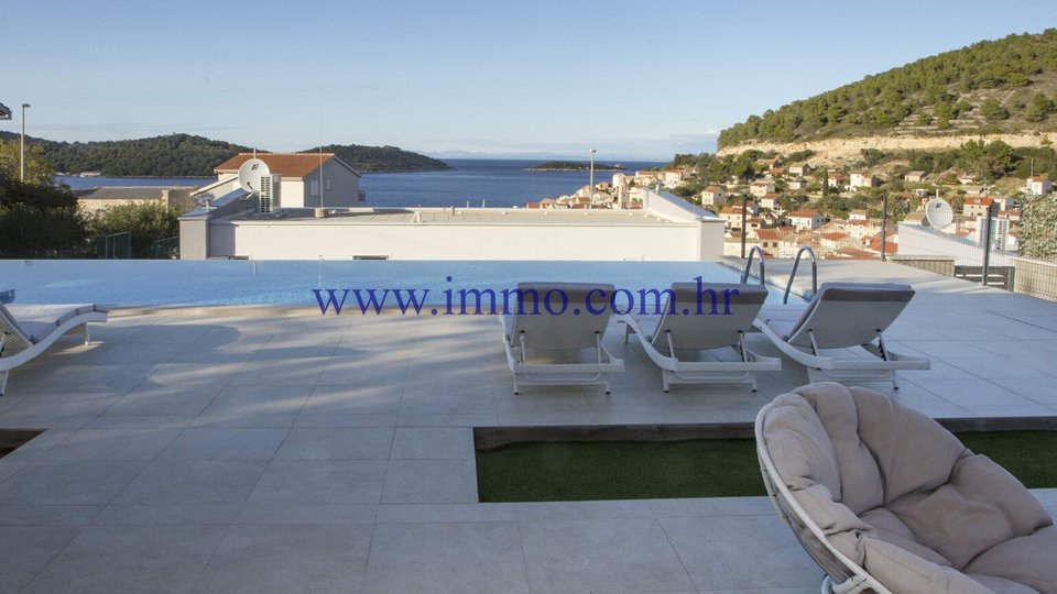 LUXURY VILLA WITH SWIMMING POOL AND SEA VIEW