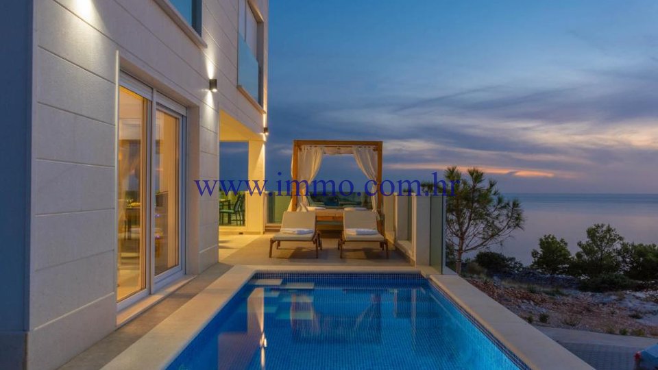 MODERN VILLA WITH POOL AT FIRST ROW TO THE SEA