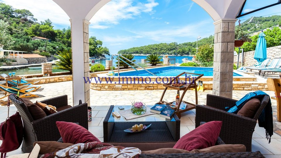 SUPERB VILLA WITH POOL IN THE FIRST ROW TO THE SEA