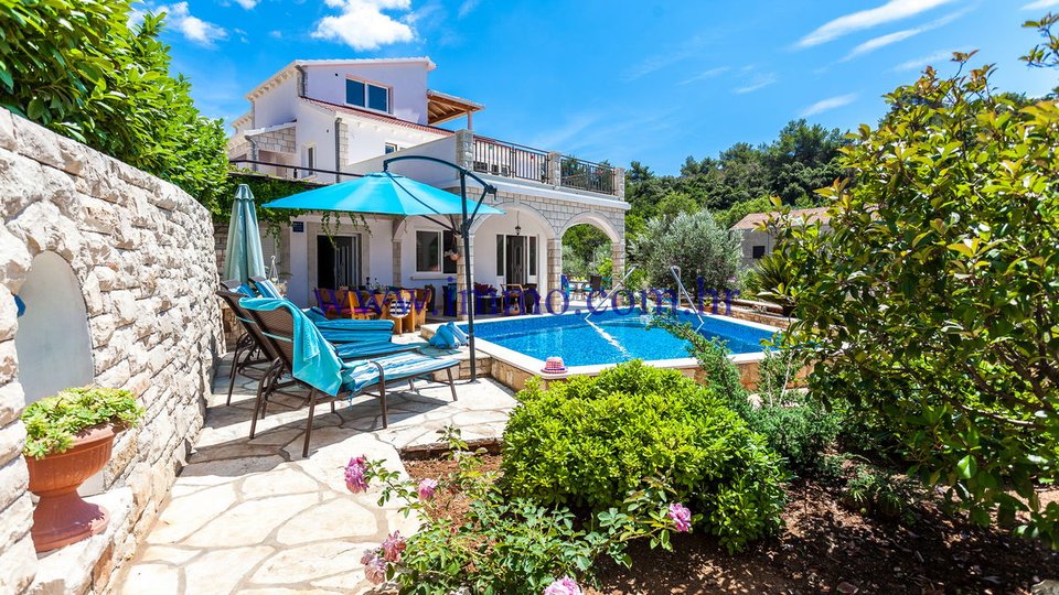 SUPERB VILLA WITH POOL IN THE FIRST ROW TO THE SEA