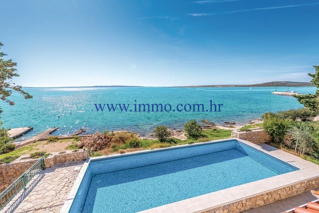 VILLA WITH POOL IN THE FIRST ROW TO SEA