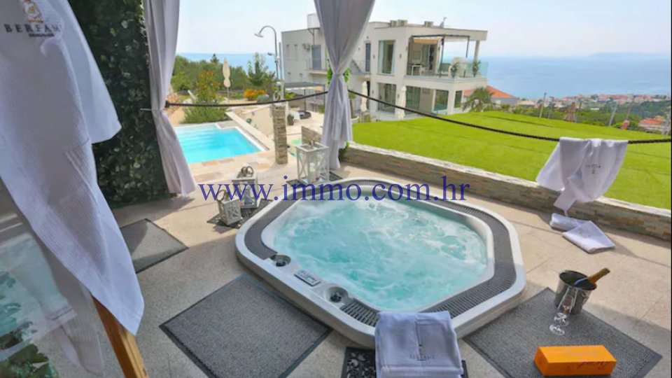 LUXURY VILLA WITH SWIMMING POOL IN SUBRUBS OF SPLIT