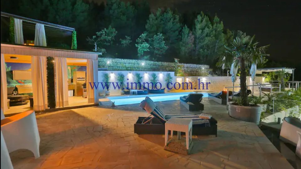 LUXURY VILLA WITH SWIMMING POOL IN SUBRUBS OF SPLIT