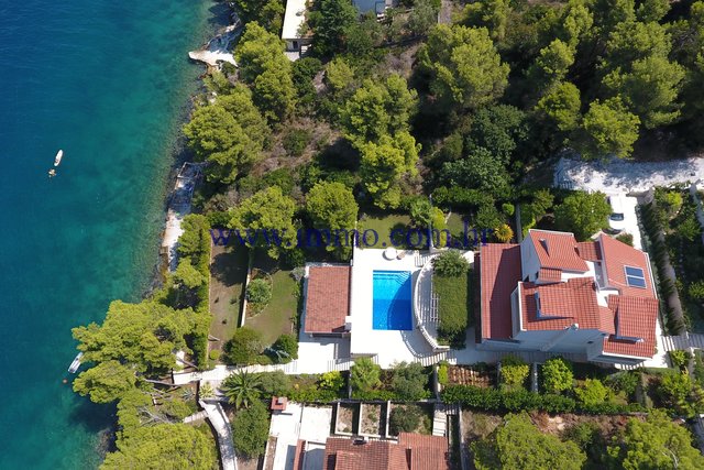 BEAUTIFUL VILLA WITH POOL, FIRST ROW TO SEA