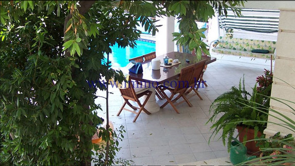 SPACIOUS VILLA WITH POOL, FIRST ROW TO SEA