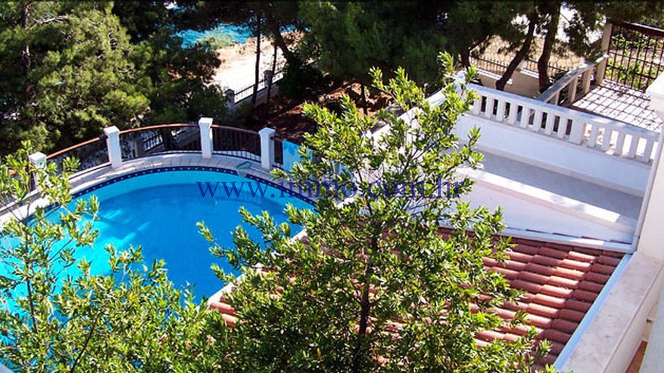 SPACIOUS VILLA WITH POOL, FIRST ROW TO SEA