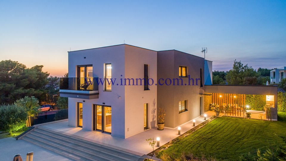 FANTASTIC VILLA WITH POOL AND SEA VIEW