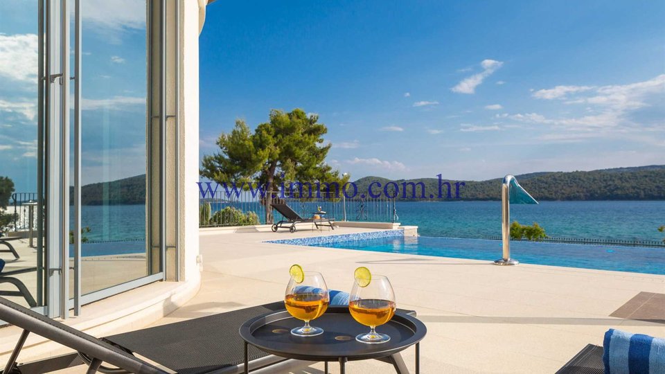 EXCEPTIONAL VILLA WITH POOL AND SPACIOUS GARDEN