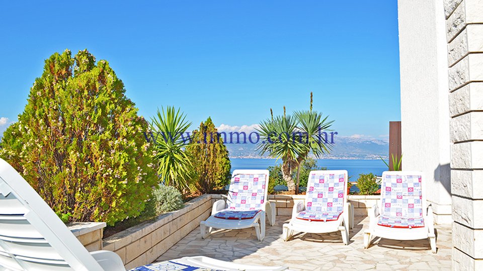 NICE HOUSE WITH SEA VIEW CLOSE TO TROGIR