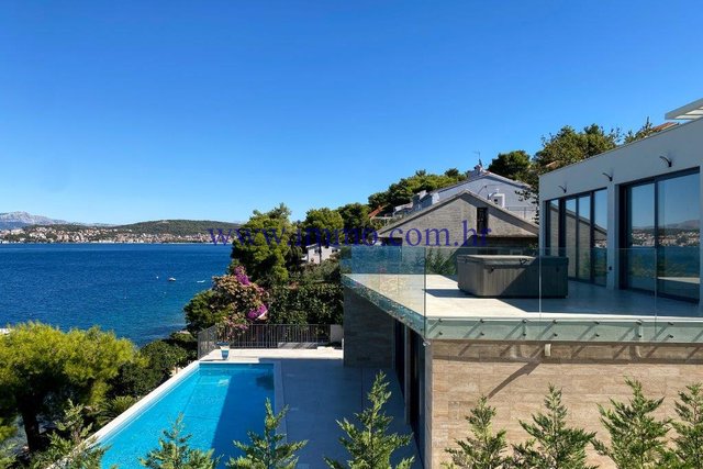 ELITE VILLA WITH POOL, FIRST ROW TO THE SEA