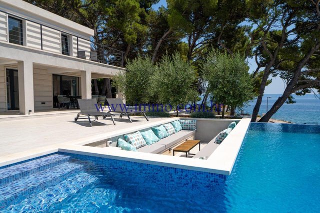 VILLA IN THE FIRST ROW TO THE SEA ON THE ISLAND OF BRAC