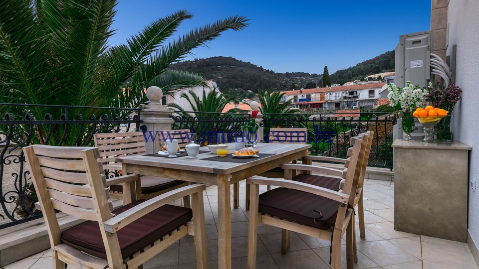 VILLA DI LUSSO IN PIETRA SULL'ISOLA DI VIS, PRIMA FILA AL MARE