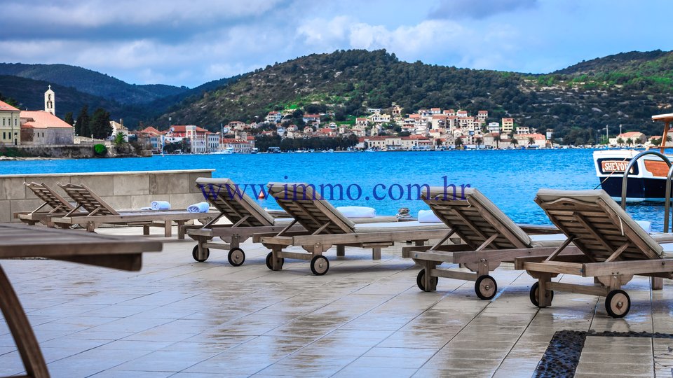 VILLA DI LUSSO IN PIETRA SULL'ISOLA DI VIS, PRIMA FILA AL MARE