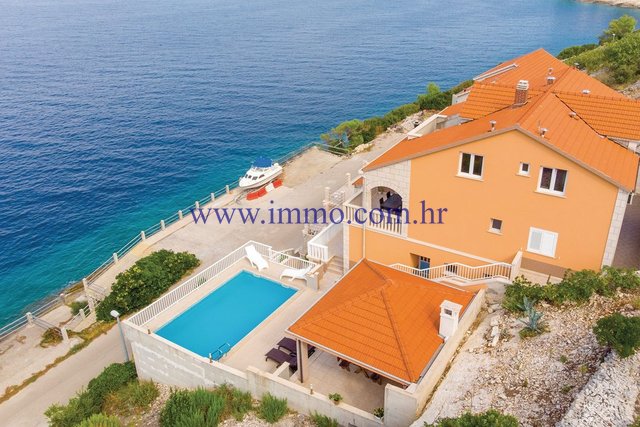 A HOUSE IN AN EXCEPTIONAL LOCATION IN THE FIRST ROW TO THE SEA