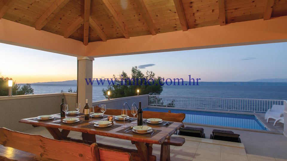 A HOUSE IN AN EXCEPTIONAL LOCATION IN THE FIRST ROW TO THE SEA