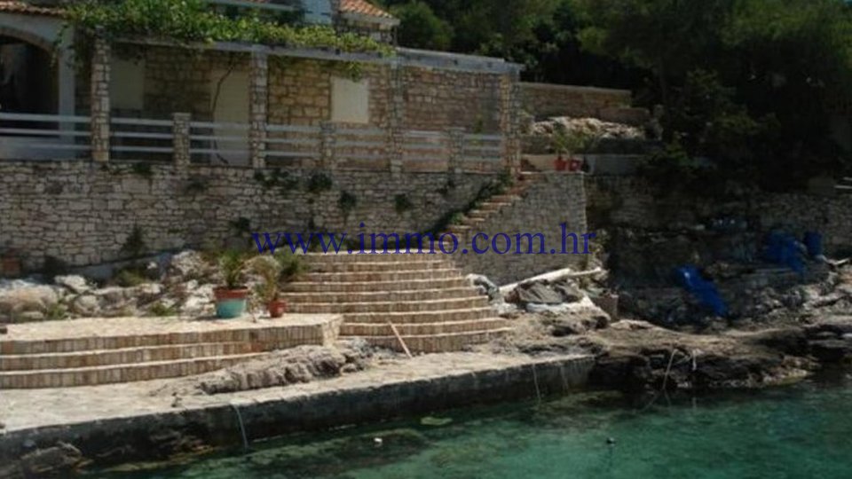 VIS, STONE VILLA IN THE FIRST ROW TO THE SEA