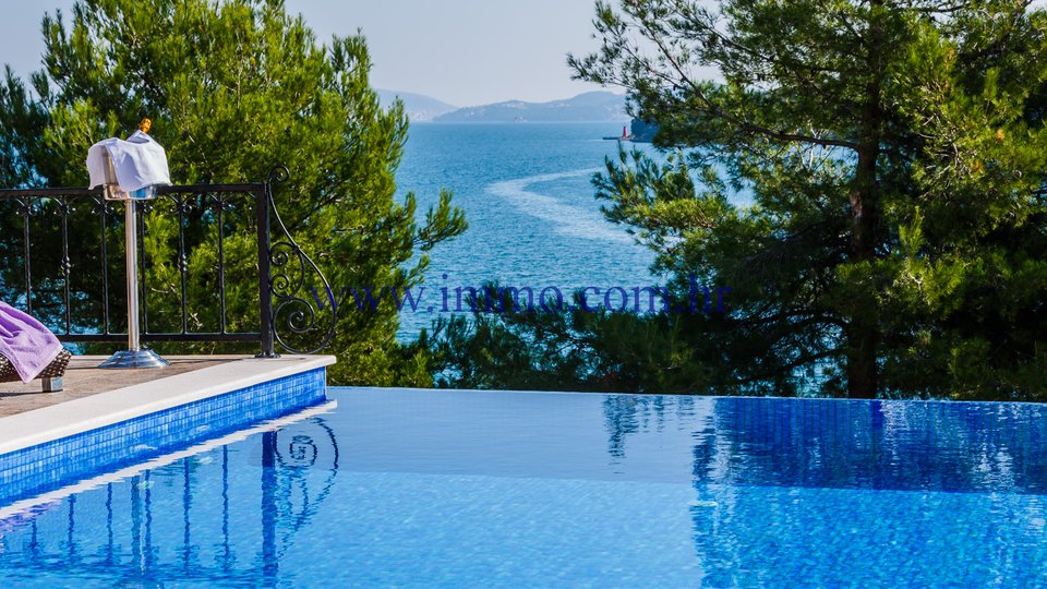 VILLA WITH SWIMMING POOL, NEAR THE BEACH, 15 KM FROM TROGIR