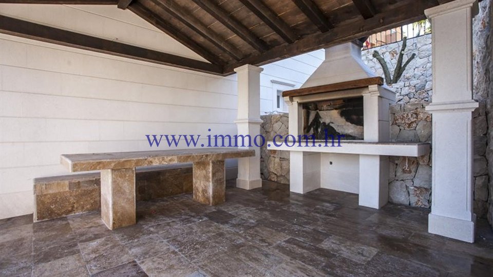 VILLA WITH SWIMMING POOL, NEAR THE BEACH, 15 KM FROM TROGIR