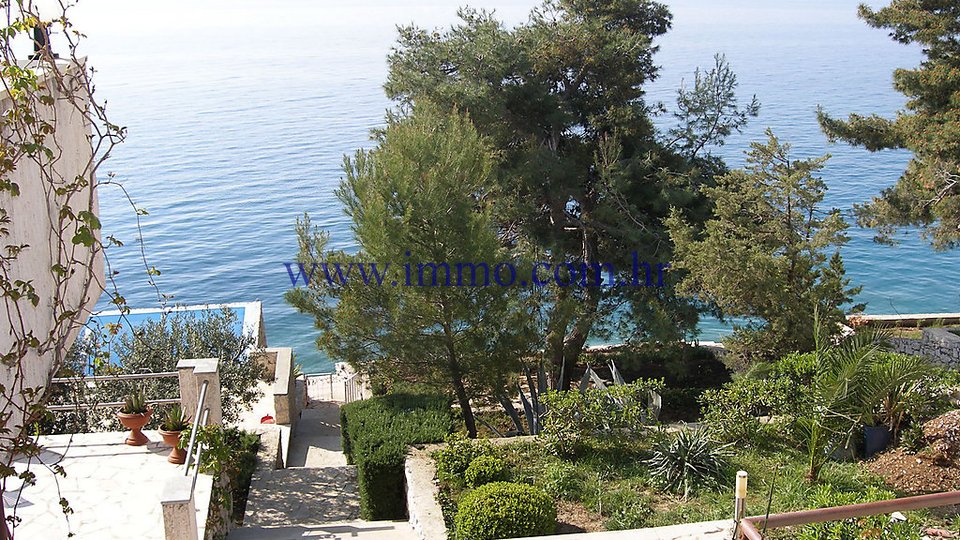 VILLA WITH SWIMMING POOL, NEAR TROGIR, FIRST ROW TO THE SEA!