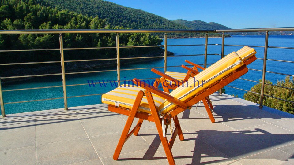 KORČULA, GORGEOUS VILLA WITH SWIMMING POOL, ON THE SEAFRONT